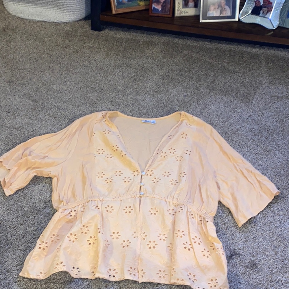 Versona gorgeous top elastic middle and see through floral eyelet pattern EUC